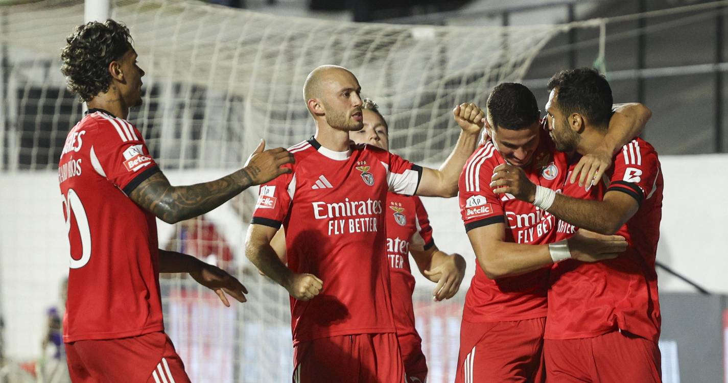 Benfica começa I Liga a vencer na Amadora com penálti de Pavlidis