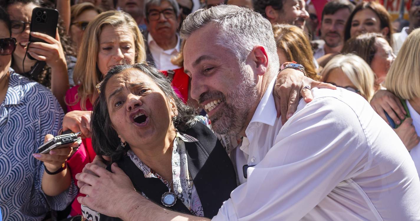 Legislativas: “Que ninguém fique em casa”, pede Pedro Nuno após descer o Chiado