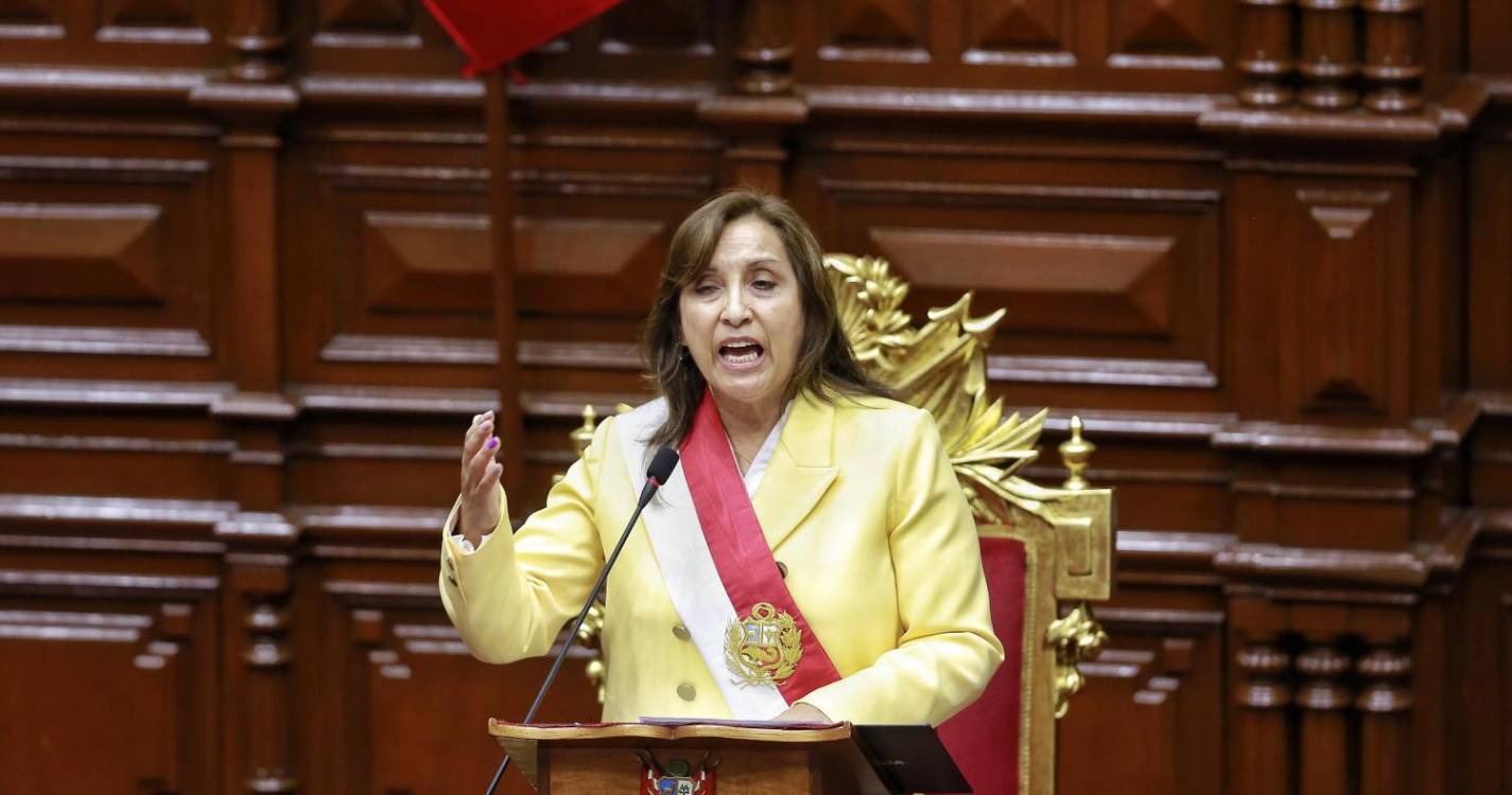 Casa da Presidente do Peru revistada por causa de relógios de luxo não declarados