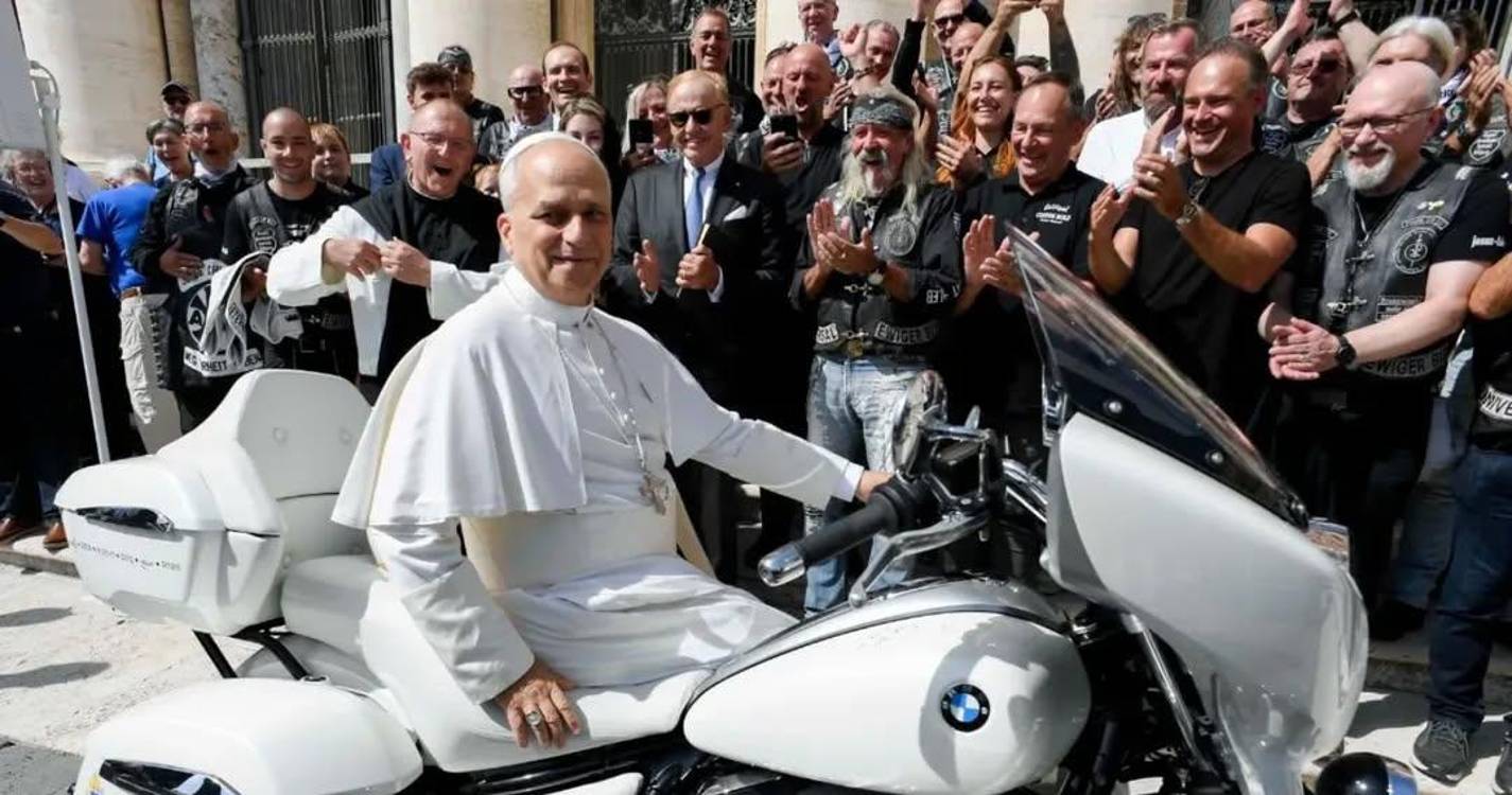 Papa Leão XIV recebe moto que vai leiloar para caridade