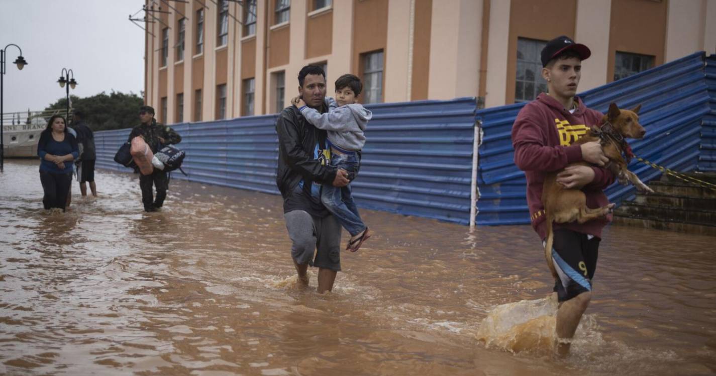 Sobe para 96 o número de mortes devido às inundações no sul do Brasil
