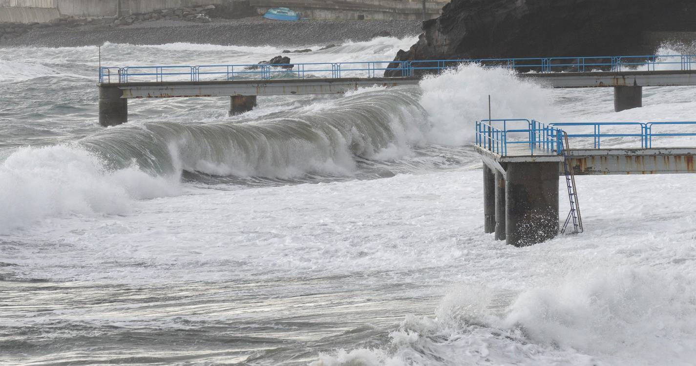 Costa norte e Porto Santo sob aviso amarelo devido à agitação marítima