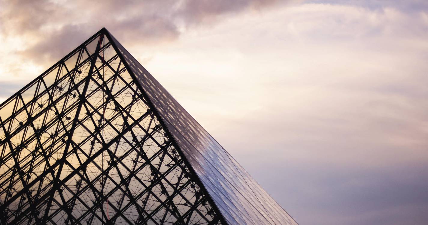 Detidos dois homens ligados ao roubo de joias no Museu do Louvre