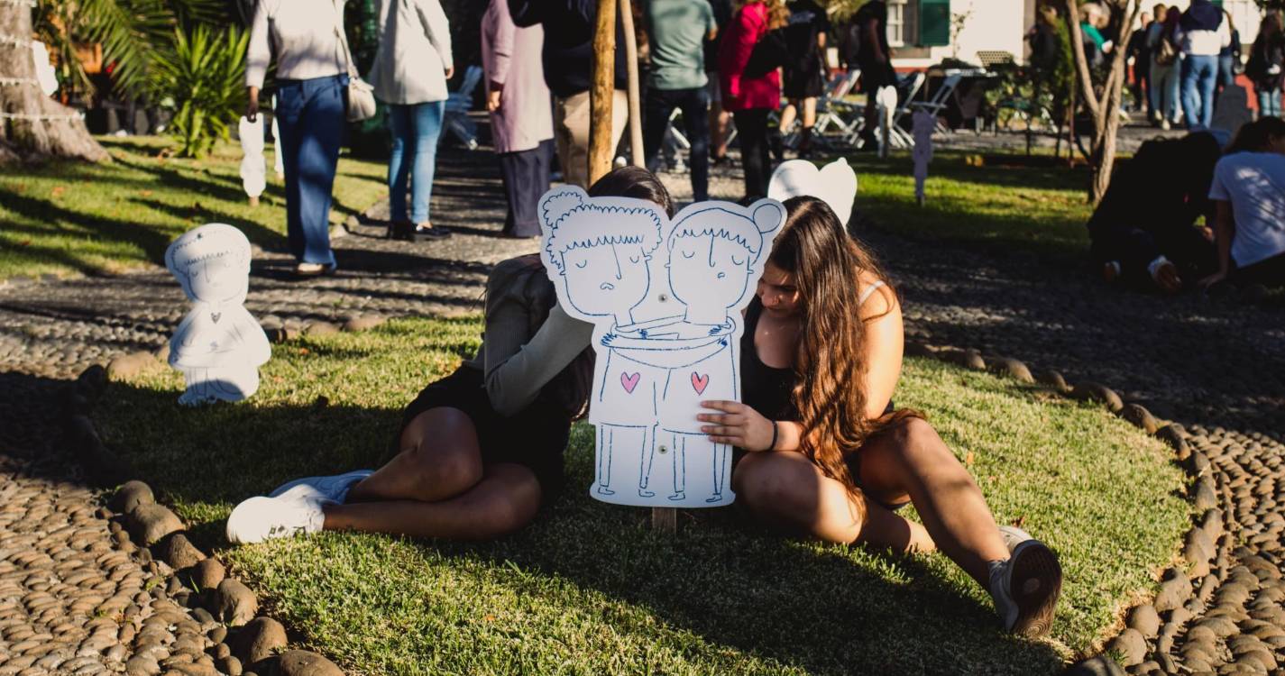 Exposição “Pai, para” inaugurada em Santa cruz