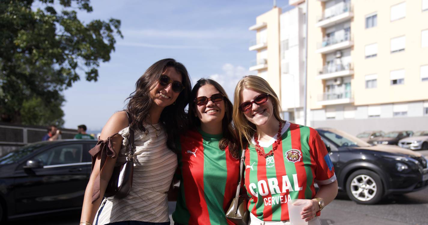 Adeptos do Marítimo fazem a festa pré-jogo no Seixal (com fotos)