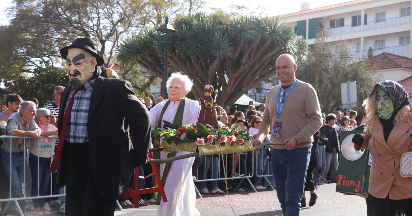 700 foliões e meia centena de trapalhões desfilaram no Caniço (com fotos)