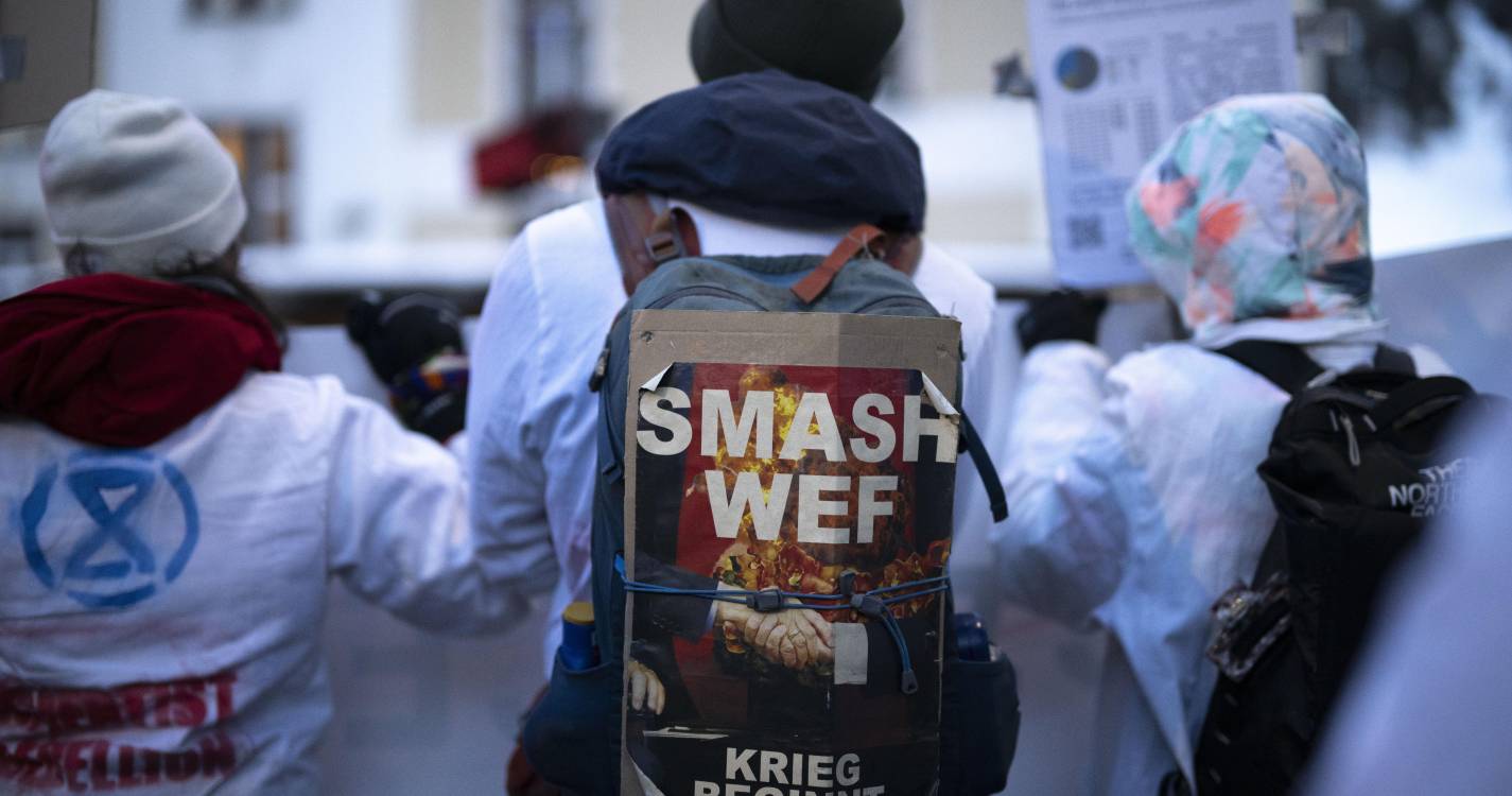 Riqueza de 12 maiores milionários é maior que a de metade da humanidade revela estudo