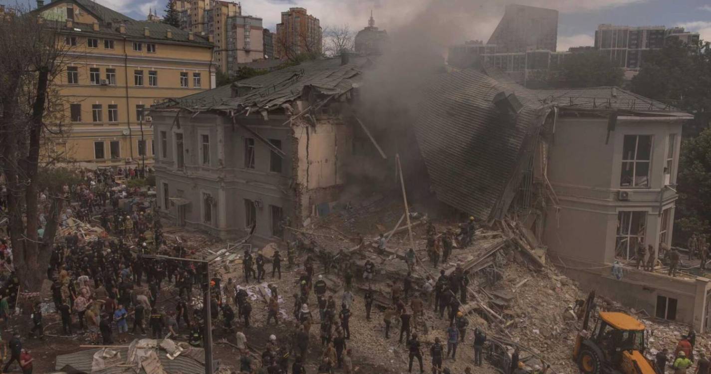 Ucrânia: Vaga de ataques russos matou nove profissionais de saúde e doentes - OMS