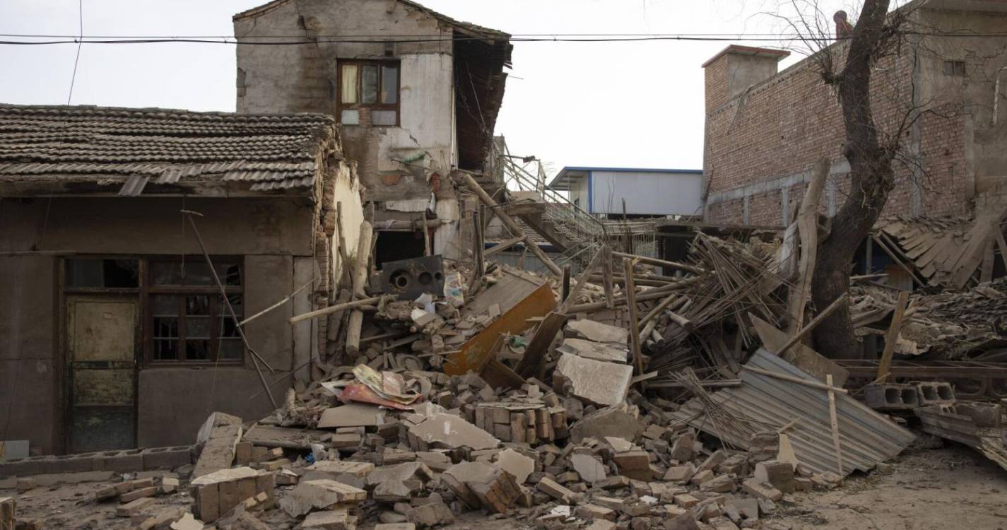 Milhares de pessoas forçadas a abandonar as suas casas após terramoto de 7,1 na China