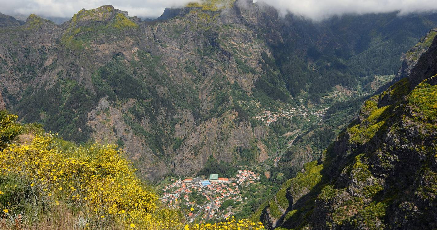 Ventania derruba poste de eletricidade no Curral das Freiras