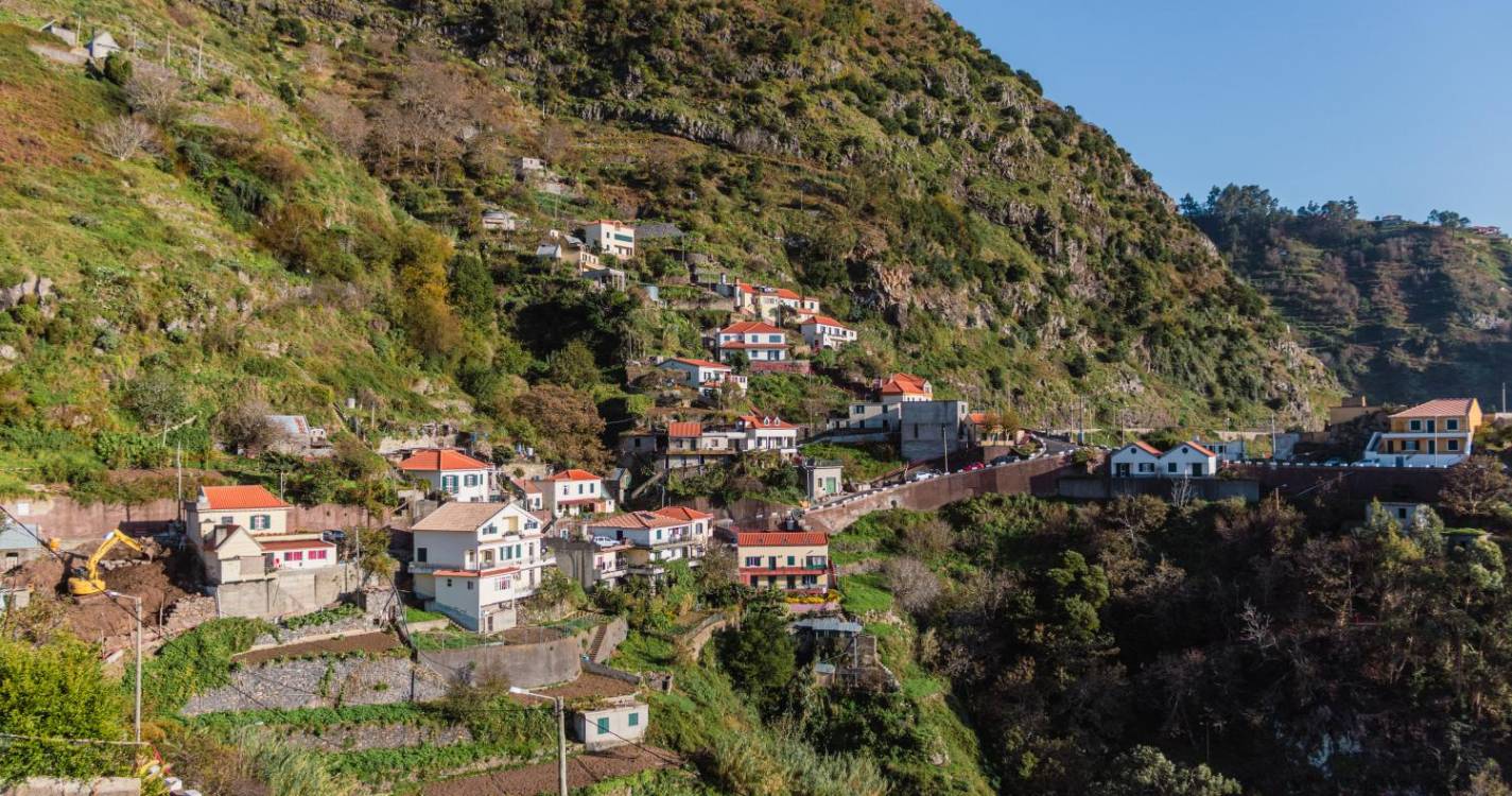 Pedras na estrada condicionam trânsito nas zonas altas da Ribeira Brava