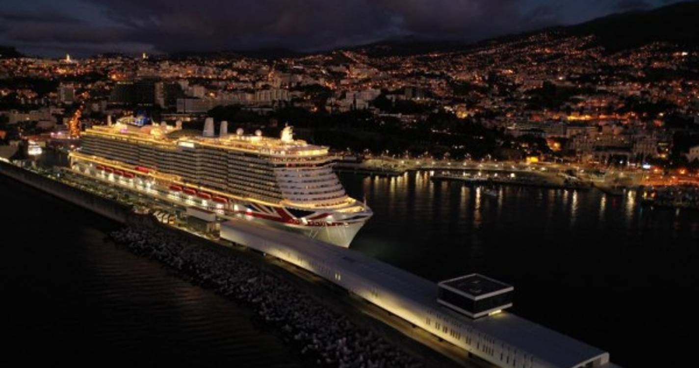 Gigantes dos mares ‘Iona’ e ‘Europa 2’ emolduram Porto do Funchal (com fotos)