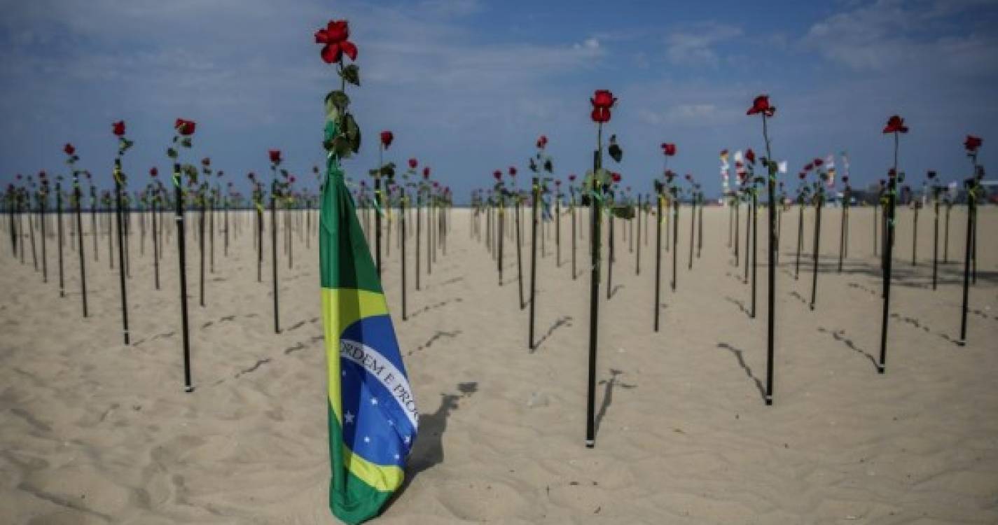 Covid-19: Brasil lembra 500 mil vítimas mortais com rosas na praia de Copacabana (com fotos)