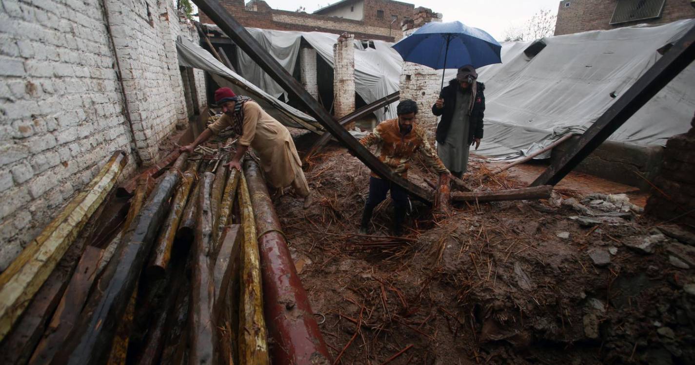 Dezenas de mortos no Paquistão devido a fortes chuvas e deslizamentos de terra
