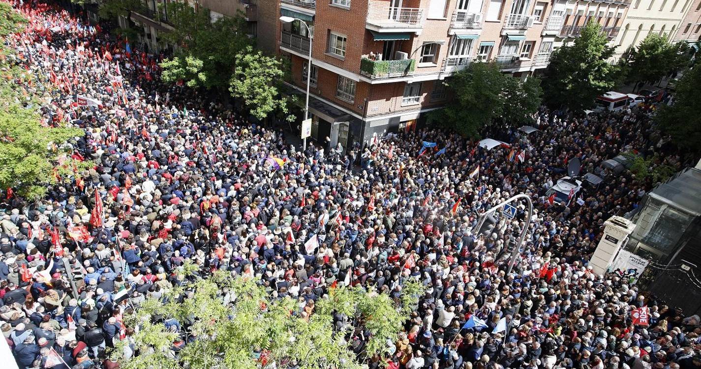 Milhares voltam a manifestar-se em Madrid para pedir a Sánchez que não se demita