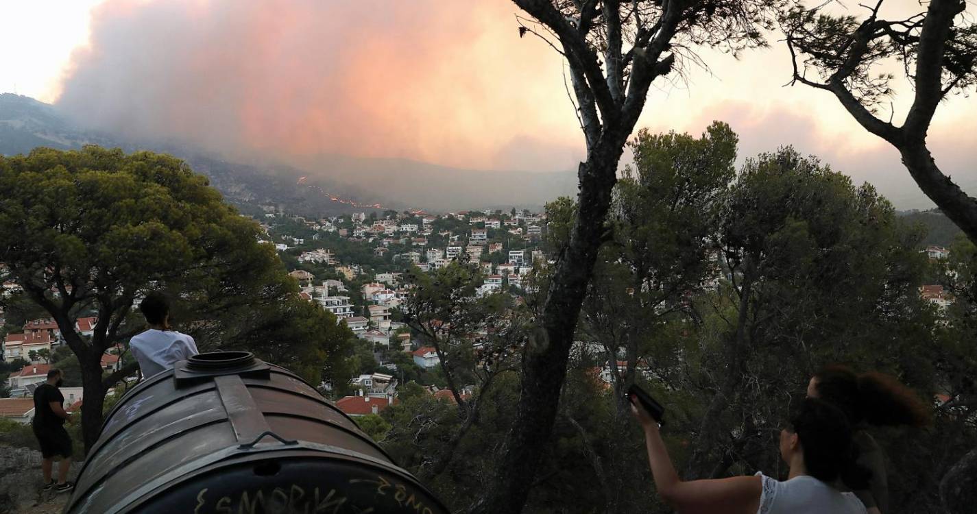 Incêndio leva à evacuação de mais cinco comunidades nos arredores de Atenas (com fotos)