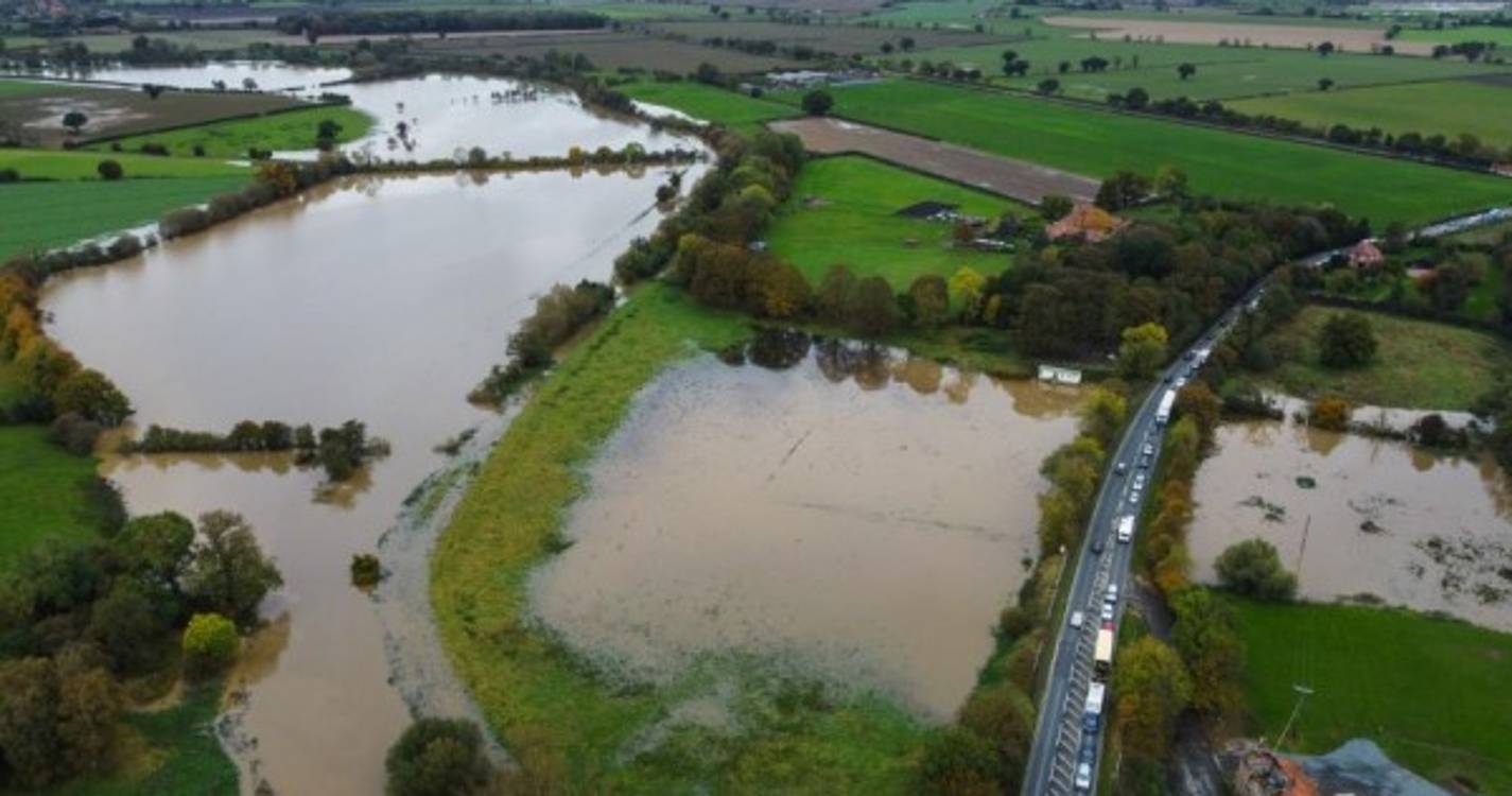 Tempestade Ciarán deverá ter originado os ventos mais fortes registados em décadas (com fotos)