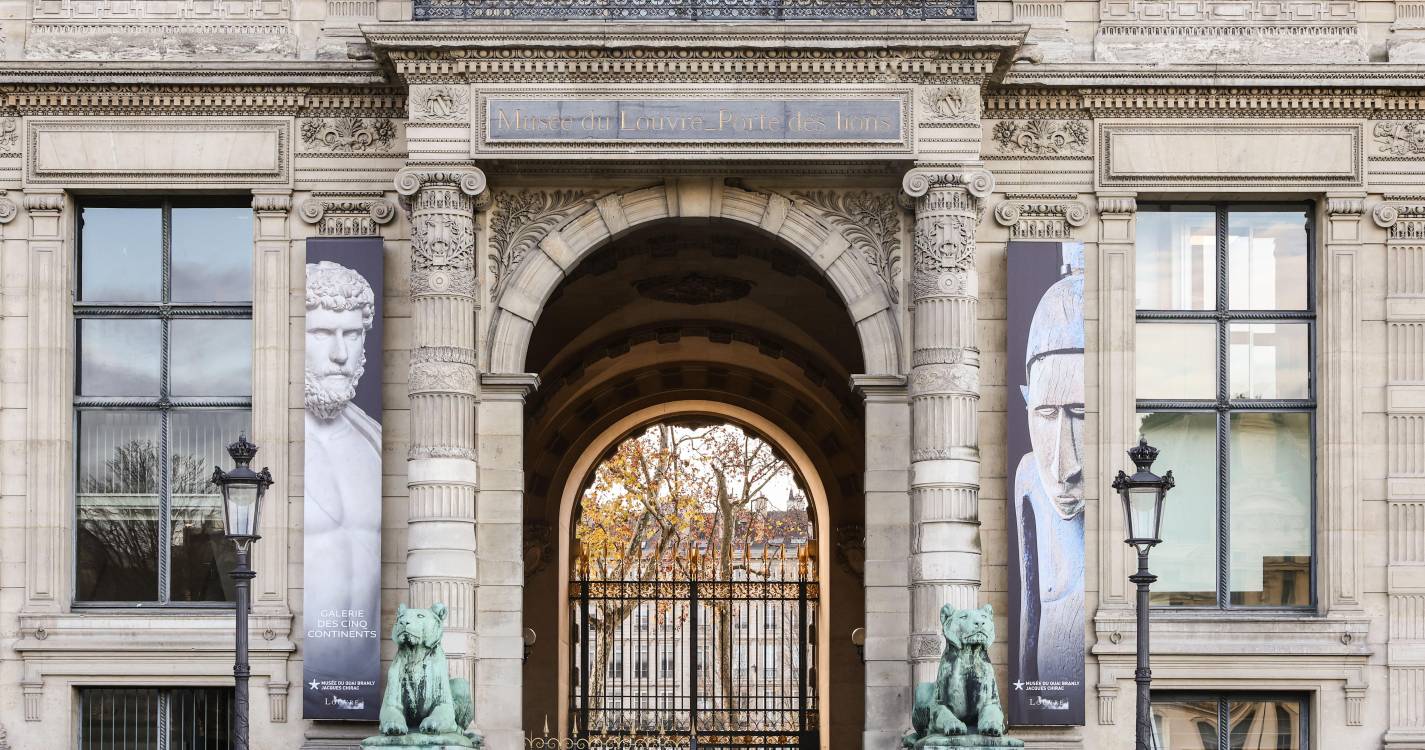 Obras e documentos antigos do Museu do Louvre danificados após inundação