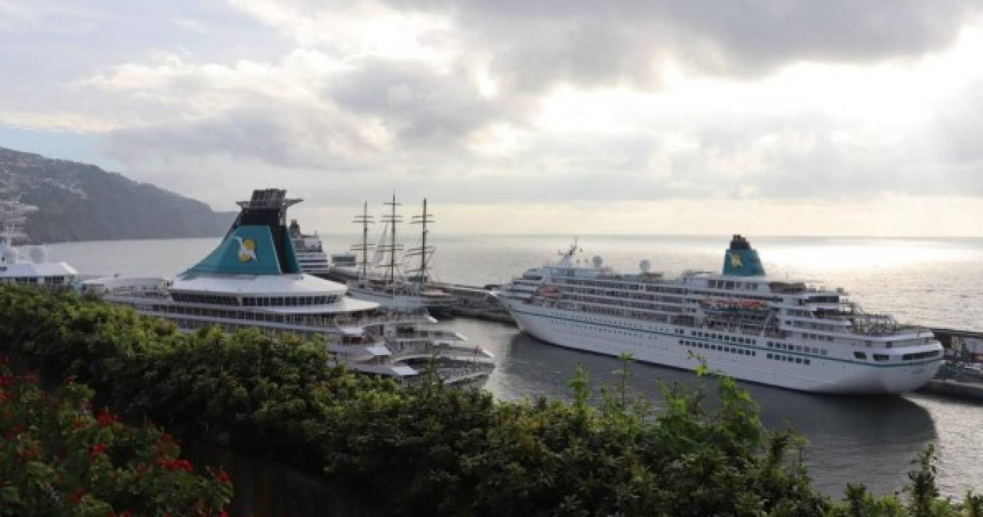 Três dos 13 navios de cruzeiro presentes na passagem de ano já estão na baía do Funchal (fotos)