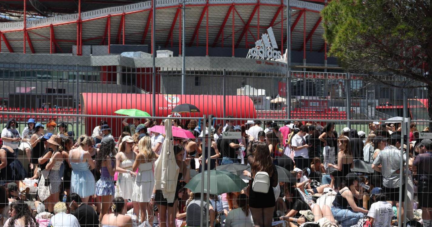 Milhares de pessoas nas imediações do Estádio da Luz aguardam Taylor Swift (veja as fotos)