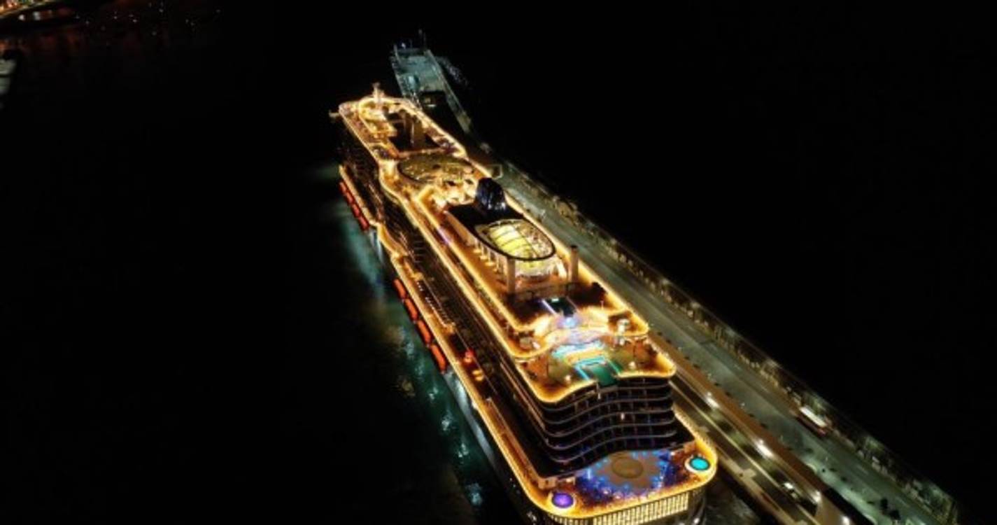 Gigantes dos mares ‘Iona’ e ‘Europa 2’ emolduram Porto do Funchal (com fotos)