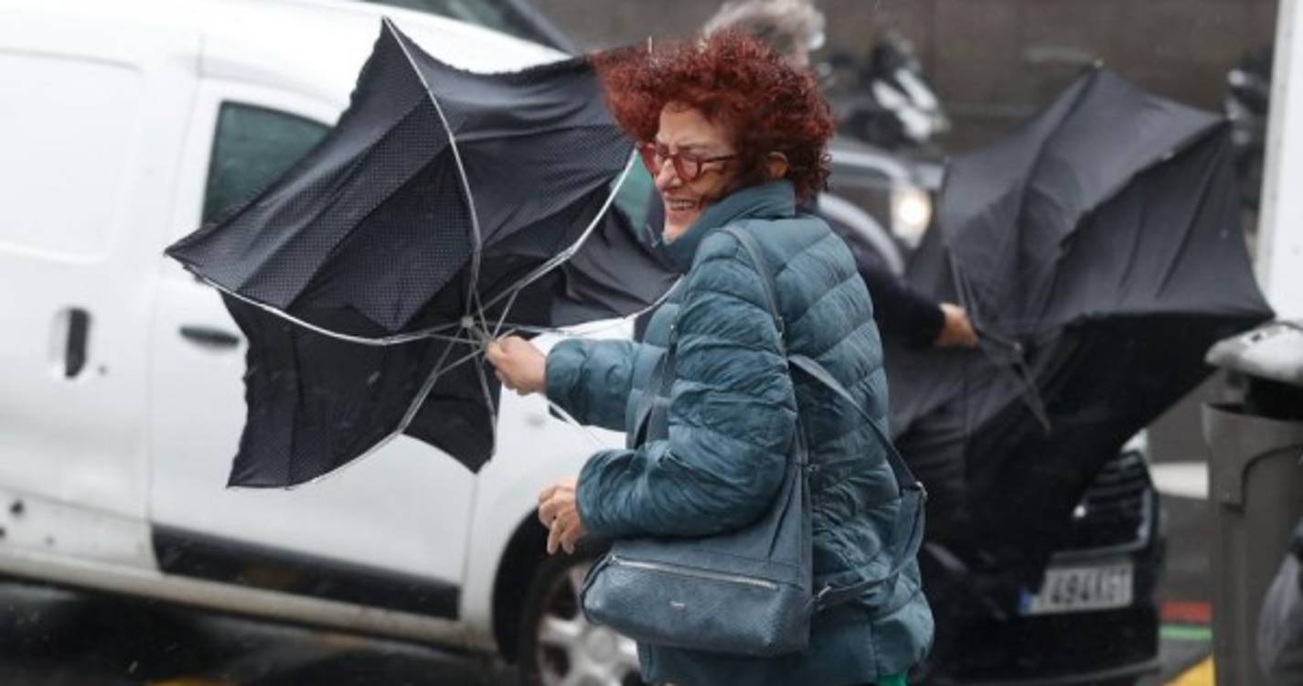 Tempestade Ciarán deverá ter originado os ventos mais fortes registados em décadas (com fotos)