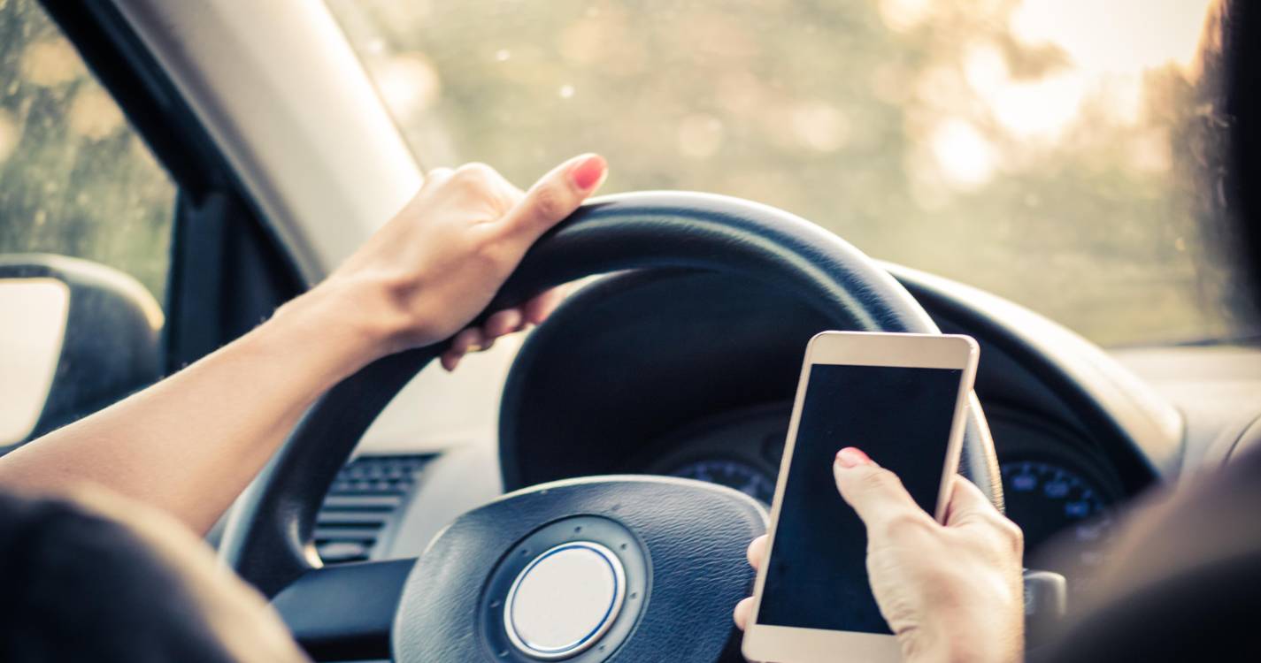 Multas por uso do telemóvel ao volante duplicaram no primeiro trimestre do ano