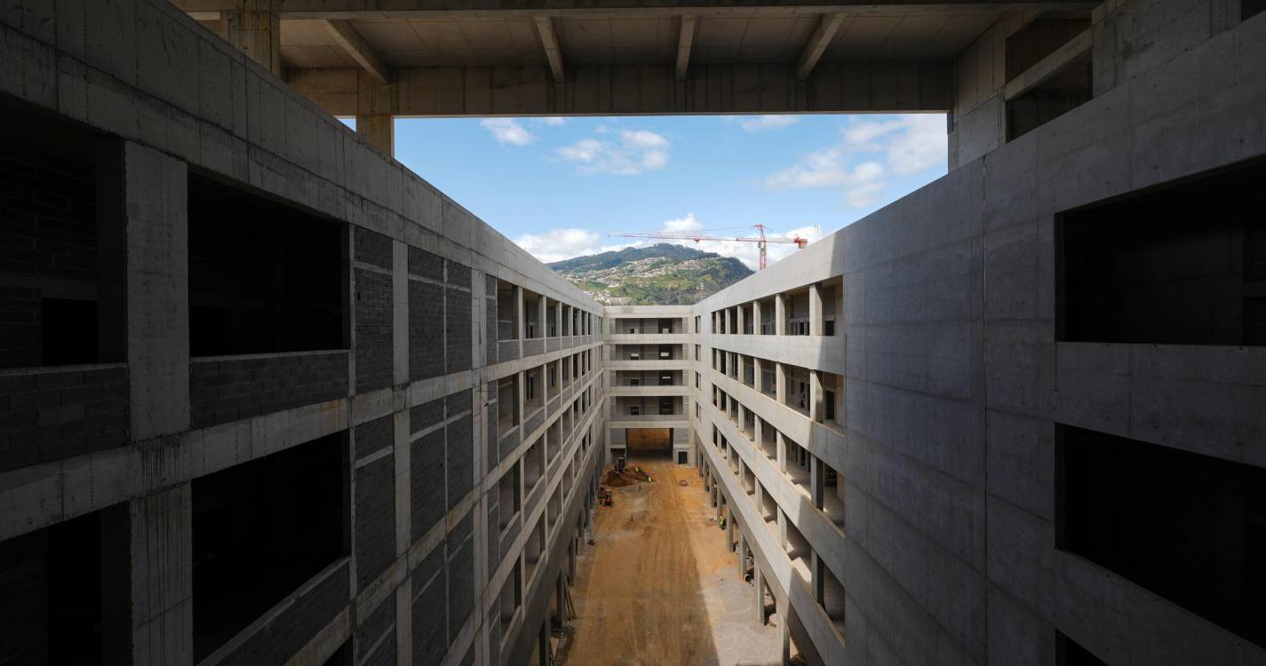 Veja em vídeo o interior do novo hospital. Percorra connosco o circuito desde a entrada principal às urgências