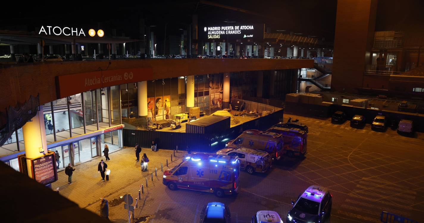 Pelo menos dois mortos e feridos após descarrilarem comboios de alta velocidade em Espanha