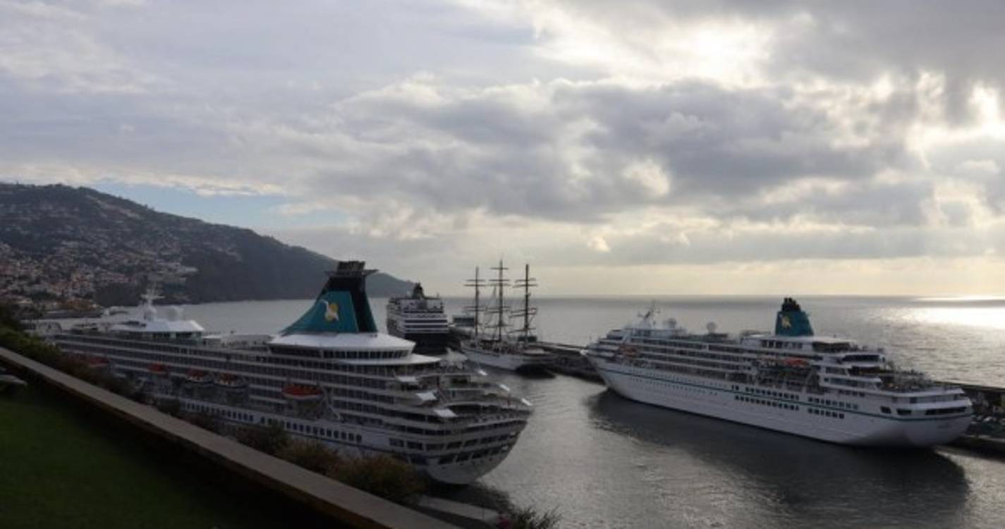 Três dos 13 navios de cruzeiro presentes na passagem de ano já estão na baía do Funchal (fotos)