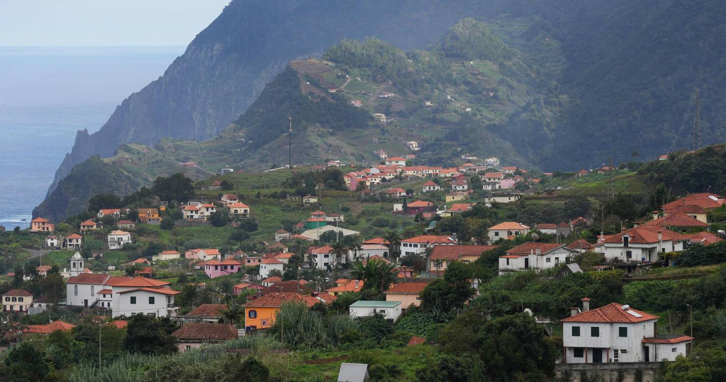 Fogo em mato no Porto da Cruz mobilizou bombeiros