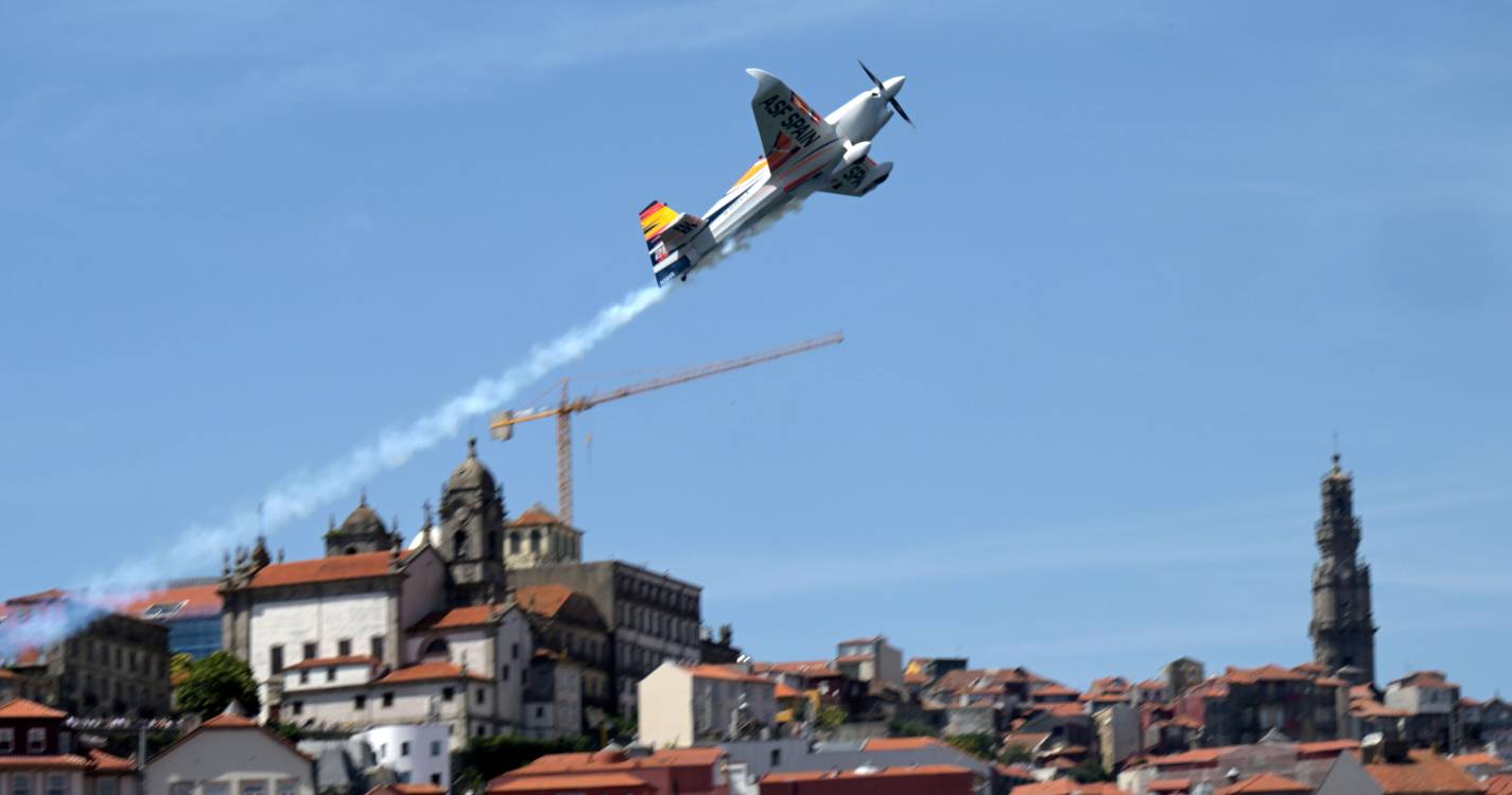 Na Ribeira do Porto, já não há lugar à sombra para tantos curiosos verem aviões (com fotos)