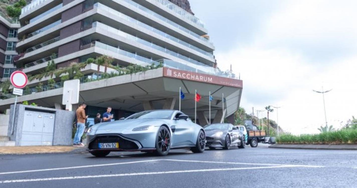 Veja as fotos da caravana de bólides da Aston Martin à saída do hotel Saccharum na Calheta
