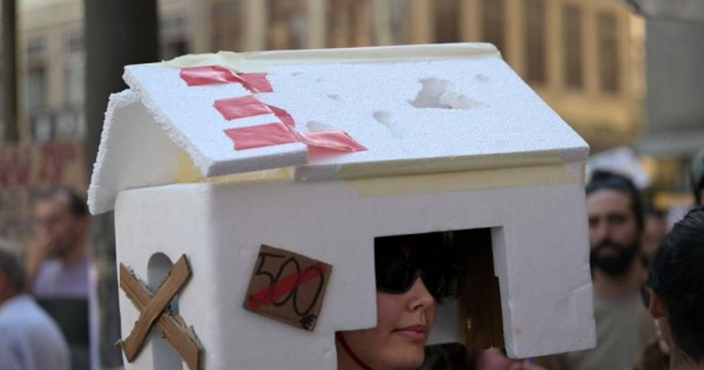 Habitação: Pelo menos oito mil manifestantes preenchem rua de Santa Catarina no Porto (com fotos)