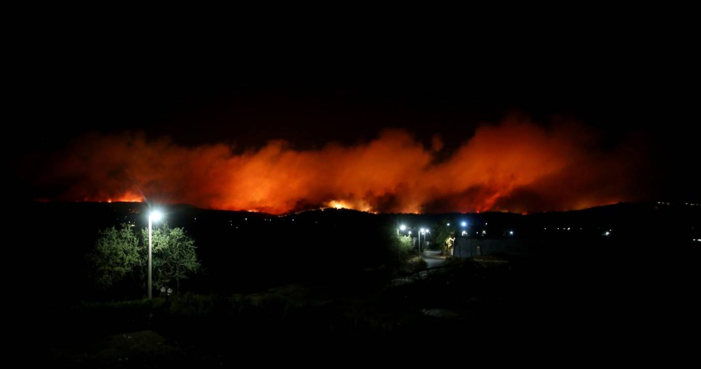 Incêndio leva à evacuação de mais cinco comunidades nos arredores de Atenas (com fotos)