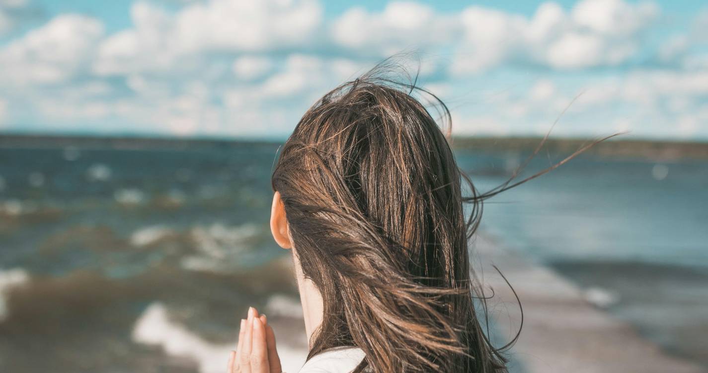 Como proteger o rosto da humidade e do sol forte que já se faz sentir no arquipélago