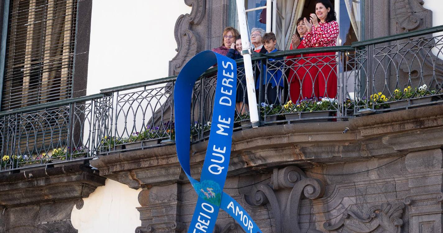 CMF coloca laço azul na varanda a assinalar o Mês da Prevenção dos Maus Tratos na Infância