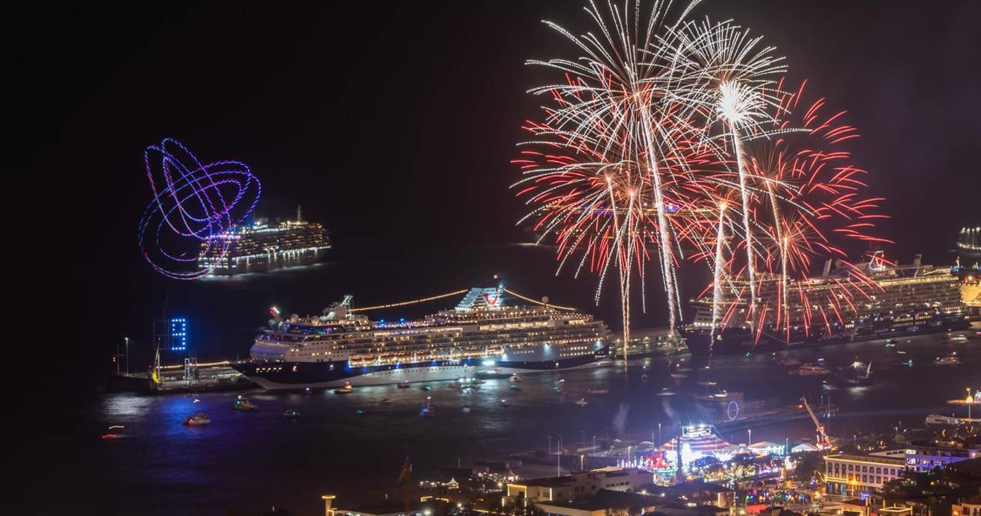 Fogo-de-artifício iluminou o Funchal durante oito minutos em noite de mau tempo