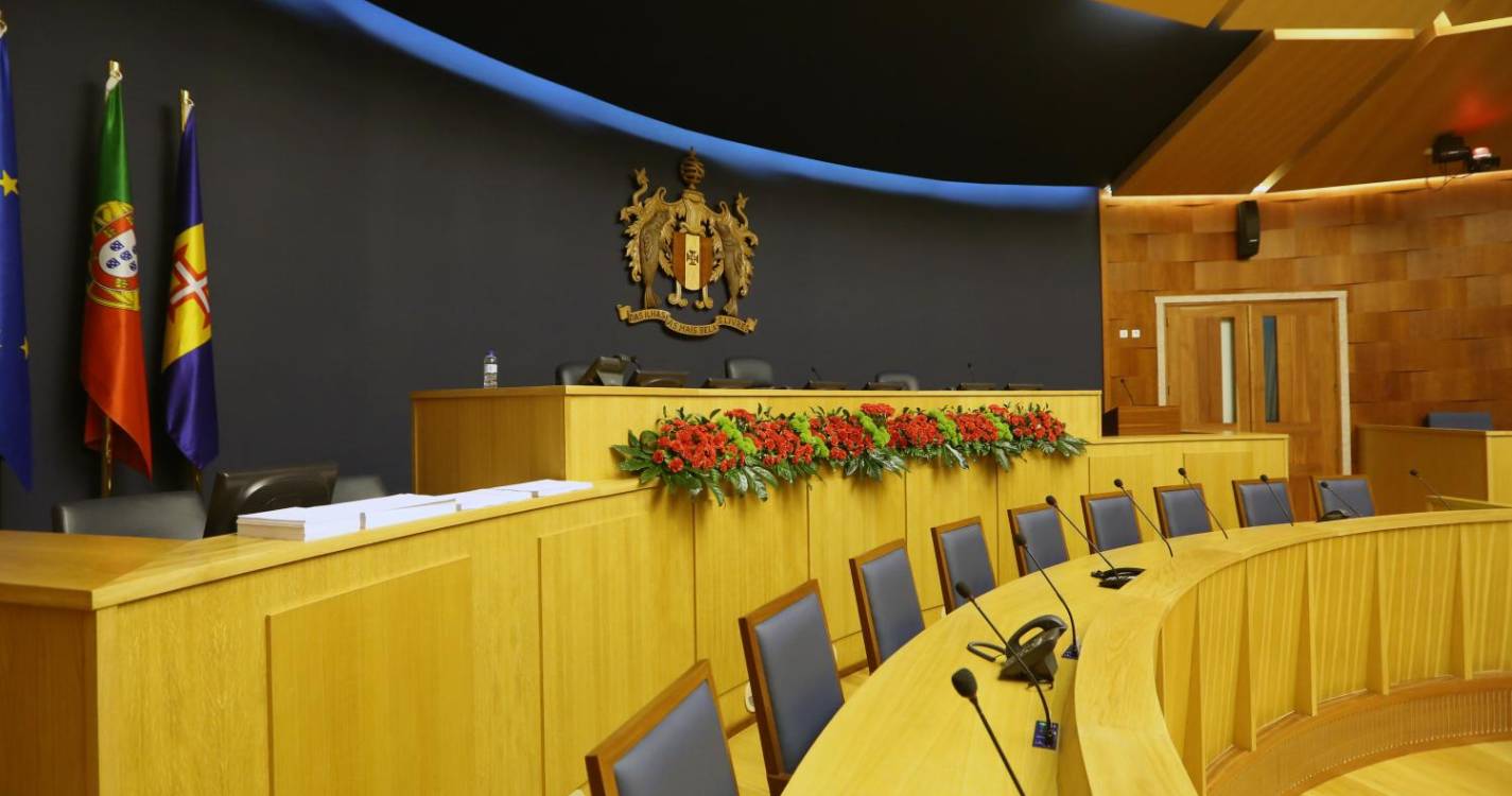 25 de Abril: Parlamento da Madeira dissolvido faz sessão comemorativa no Salão Nobre