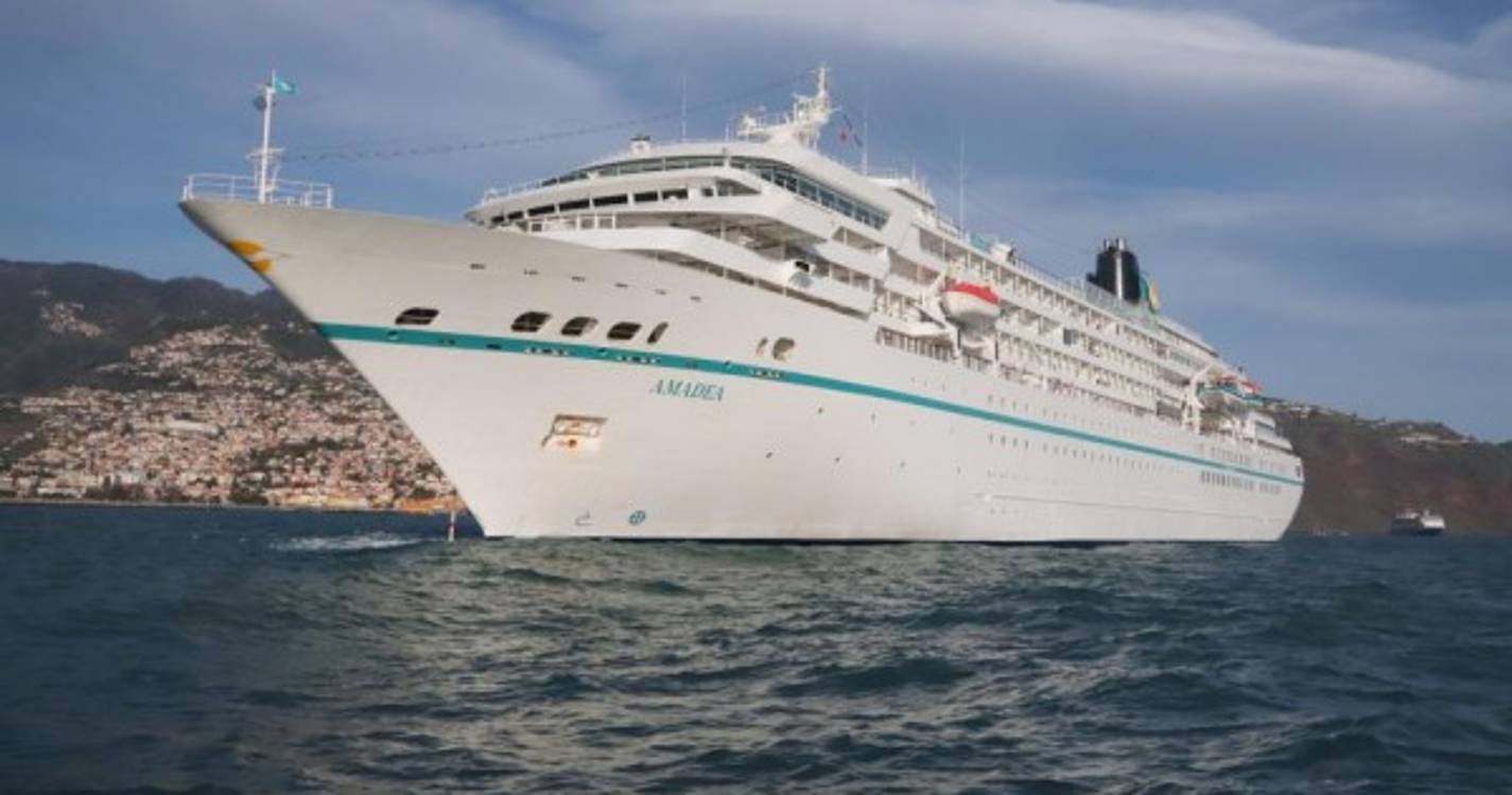 Veja de perto os navios que abrilhantam a baía do Funchal