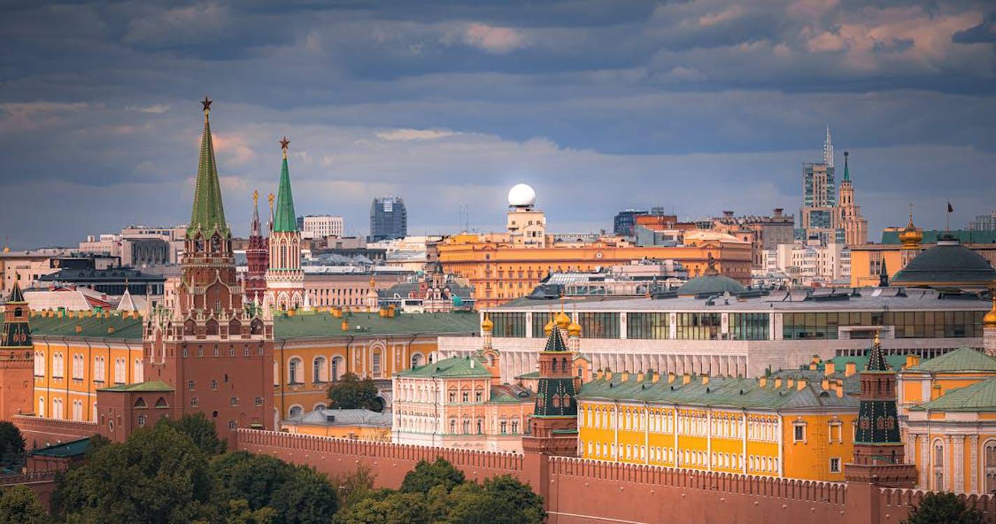 UE proíbe difusão de mais quatro ‘media’ russos conotados com o Kremlin