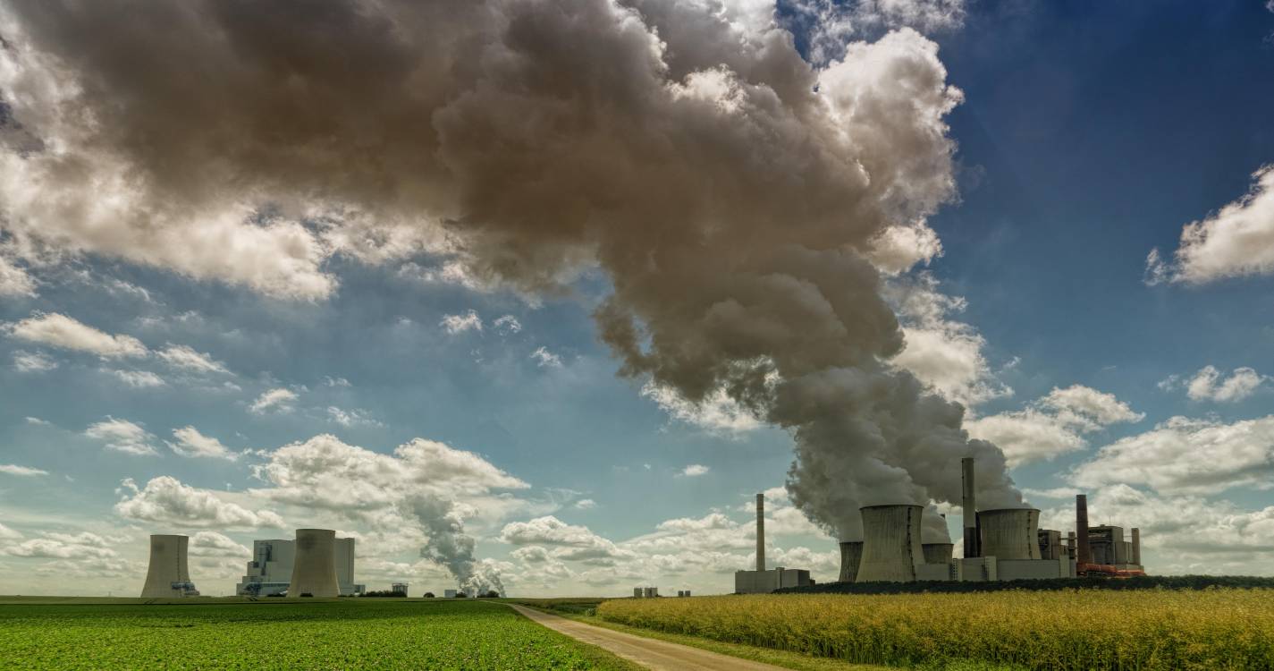 Poluição do ar acelera declínio cognitivo e aumenta danos de ataques cardíacos