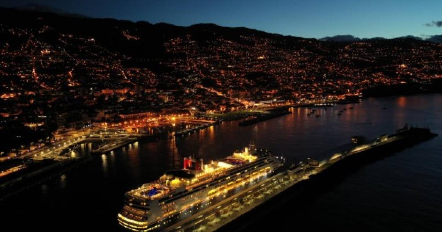 Região acordou hoje com mais um navio cruzeiro no Porto do Funchal (com fotos)