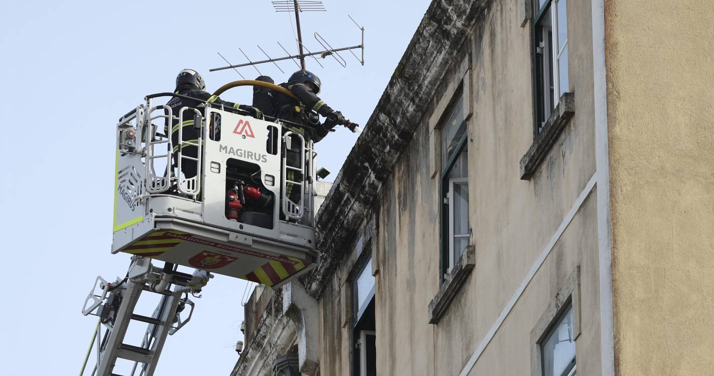 Incêndio em prédio na zona de Alcântara faz dois feridos ligeiros e nove desalojados