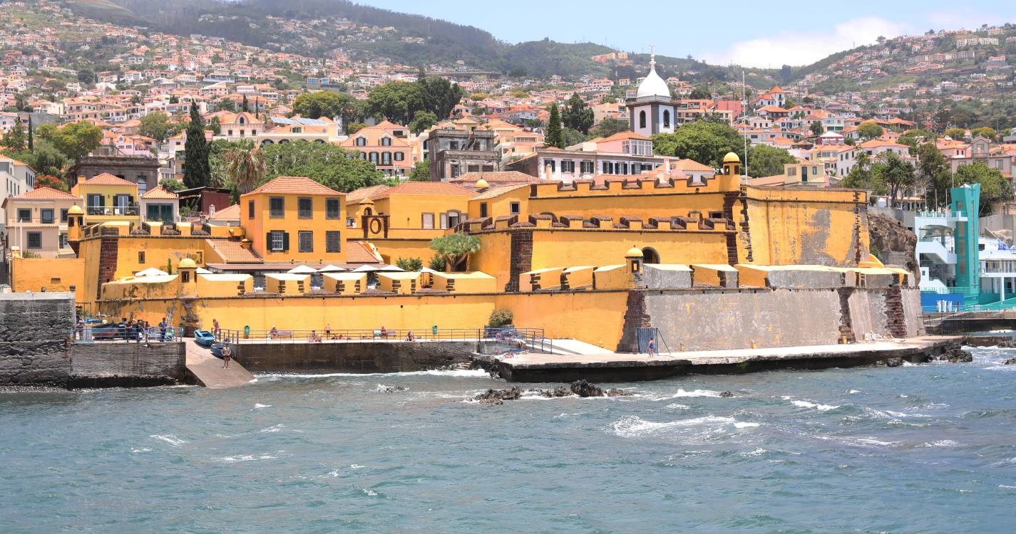 Bombeiros chamados para recuperar telemóvel caído na Praia de São Tiago