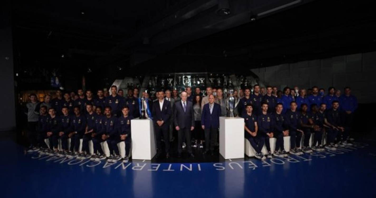 Plantel do FC Porto entrega troféus da ‘dobradinha’ a Pinto da Costa e museu