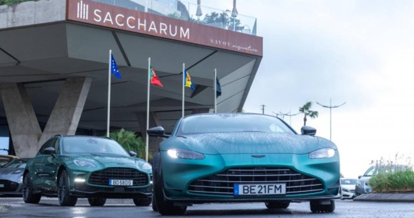 Veja as fotos da caravana de bólides da Aston Martin à saída do hotel Saccharum na Calheta
