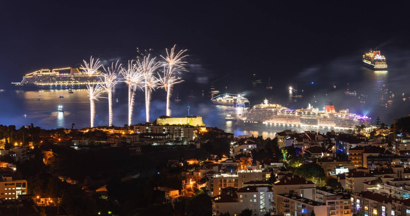 12 navios e um veleiro na baía do Funchal para a noite de Fim de Ano