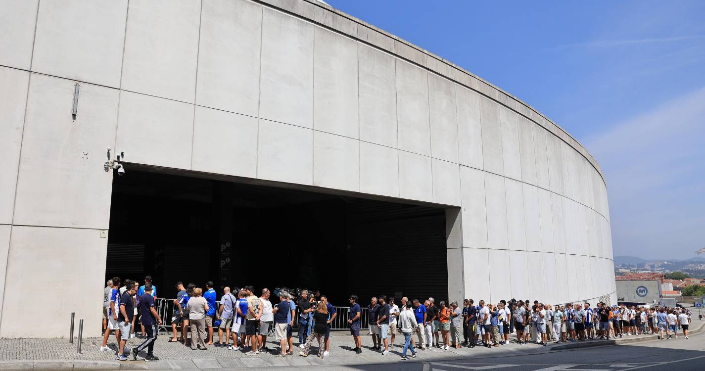 Milhares de adeptos em fila no Estádio do Dragão para se despedirem de Jorge Costa (com fotos)