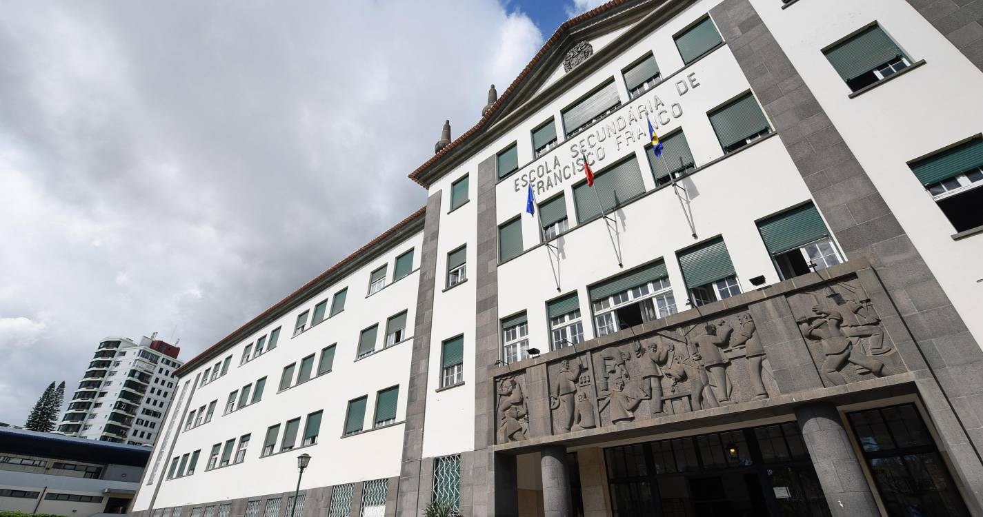 Francisco Franco altera data para matrículas dos alunos que vão para o 10.º ano